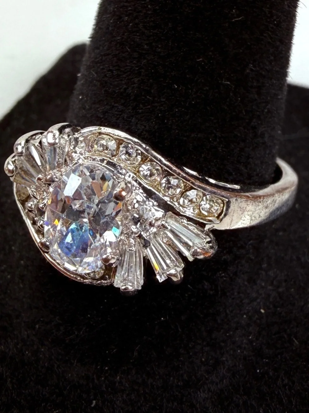 Beautiful Silvertone bling vintage costume size 10 ring